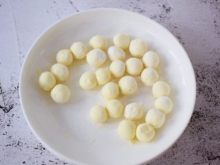 7、红糖姜汁丸子,再把面团分成4克为一份的面团揉成小丸子，盘中要撒些糯米粉防粘