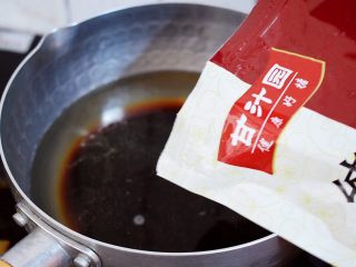 8、红糖姜汁丸子,锅中倒入2碗清水，加入50克甘汁园纯正红糖，大火煮开，我用的甘汁园纯正红糖，颜色正，无杂质，味道足，而且包装袋上有自封条，开袋后也不用担心受潮，非常方便。