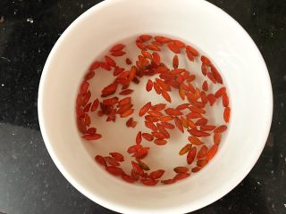 9、花胶莲子银耳糖水,起锅前20分钟,洗干净一小掫枸杞
