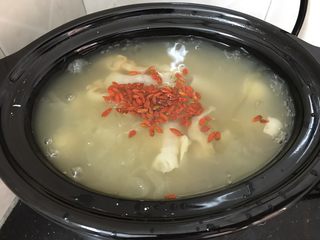 10、花胶莲子银耳糖水,加入糖水里