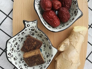 1、夏季茶饮，红枣姜茶之加减,准备生姜、红枣、古法红糖