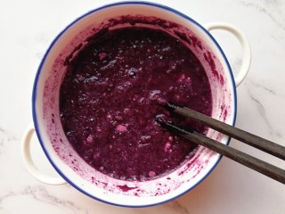 3、紫薯红枣发糕,倒入180g温水搅拌均匀