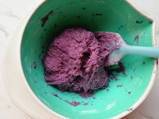 5、紫薯红枣发糕,翻炒至无干粉