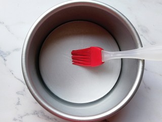 6、紫薯红枣发糕,取6寸模具刷一层油（方便脱模）