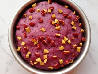 10、紫薯红枣发糕,蒸锅大火烧开后，转中火放入模具，蒸25分钟，关火焖3分钟即可～