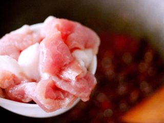 10、绿色美食+酱爆菜花,加入切片的猪肉