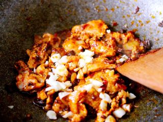 13、绿色美食+酱爆菜花,继续翻炒片刻