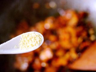 14、绿色美食+酱爆菜花,加入鸡精