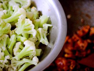 15、绿色美食+酱爆菜花,再倒入焯水后浸泡过的菜花