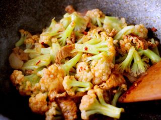 16、绿色美食+酱爆菜花,大火继续翻炒均匀即可关火