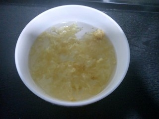 3、电饭煲   桂圆莲子银耳羹,泡水一小时。