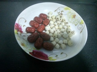 5、电饭煲   桂圆莲子银耳羹,准备莲子，我怕苦，准备的是没有莲心的白莲子。