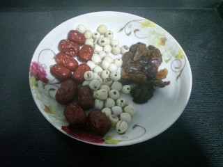 6、电饭煲   桂圆莲子银耳羹,准备桂圆。