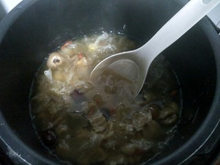 11、电饭煲   桂圆莲子银耳羹,电饭煲提示音响了，加枸杞，不要断电，焖一会。