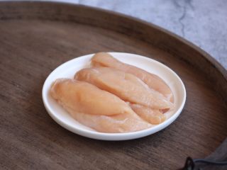 2、咖喱土豆鸡丁饭,将鸡小胸清洗干净。