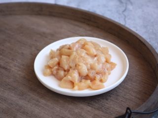 5、咖喱土豆鸡丁饭,将它们抓拌均匀，腌制10分钟备用。