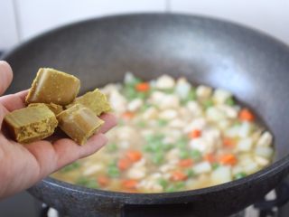 15、咖喱土豆鸡丁饭,放入咖喱块。