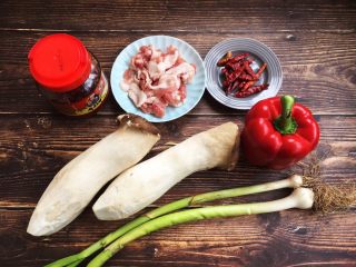 1、#菌类料理# 干锅杏鲍菇,准备好所用的食材。