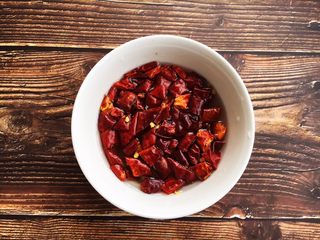 2、#菌类料理# 干锅杏鲍菇,干辣椒最好用水泡软了，泡10～20分钟左右就可以。