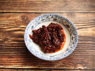 4、#菌类料理# 干锅杏鲍菇,准备好郫县豆瓣酱。