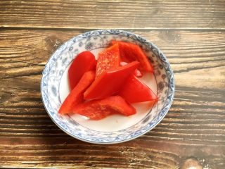 6、#菌类料理# 干锅杏鲍菇,红色的彩椒切成菱形块备用。