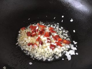 11、#菌类料理# 干锅杏鲍菇,再放入干辣椒，煸炒出香味。