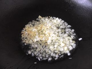 10、#菌类料理# 干锅杏鲍菇,热锅凉油，煸炒蒜末姜末和葱花，煸炒出香味。