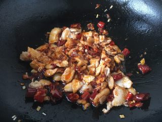 13、#菌类料理# 干锅杏鲍菇,放入炒过的五花肉，翻炒均匀。