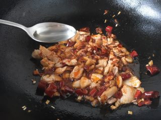 14、#菌类料理# 干锅杏鲍菇,沿锅边烹入1勺的料酒，翻炒均匀。