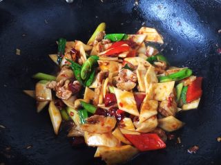 17、#菌类料理# 干锅杏鲍菇,因为郫县豆瓣酱是咸的，我就没放盐，大家可根据个人的口味调整咸淡。