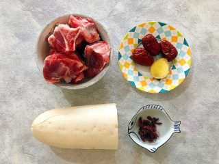 1、暖冬系列～滋补养生之红枣枸杞萝卜大骨汤,首先我们准备好所有食材