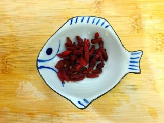 3、暖冬系列～滋补养生之红枣枸杞萝卜大骨汤,枸杞洗净，沥干水分，备用