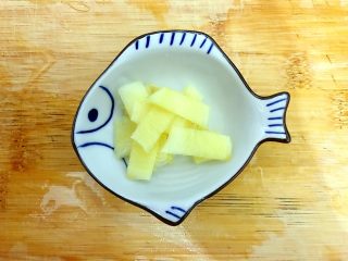 5、暖冬系列～滋补养生之红枣枸杞萝卜大骨汤,生姜去皮，洗净，切成薄片，备用