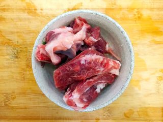 6、暖冬系列～滋补养生之红枣枸杞萝卜大骨汤,猪大骨洗净，备用