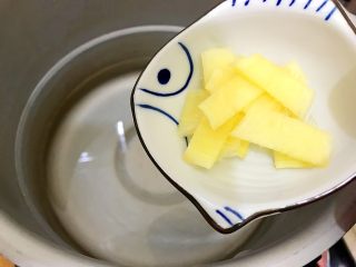 7、暖冬系列～滋补养生之红枣枸杞萝卜大骨汤,锅内煮适量清水，放入二分之一的姜片