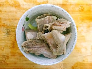 11、暖冬系列～滋补养生之红枣枸杞萝卜大骨汤,捞起猪大骨，用温水冲洗一下，洗去表面的脏东西