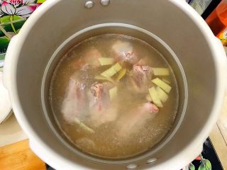 10、暖冬系列～滋补养生之红枣枸杞萝卜大骨汤,煮两三分钟