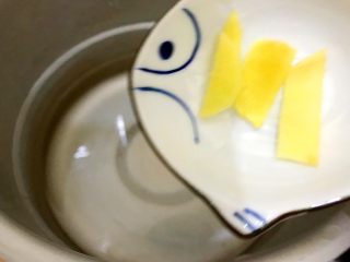 12、暖冬系列～滋补养生之红枣枸杞萝卜大骨汤,取高压锅，入适量清水，并且放入剩余的姜片