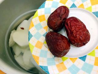 15、暖冬系列～滋补养生之红枣枸杞萝卜大骨汤,入大红枣