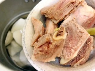 16、暖冬系列～滋补养生之红枣枸杞萝卜大骨汤,入猪大骨