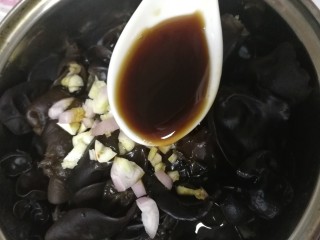 11、凉拌木耳,再来一汤匙醋。