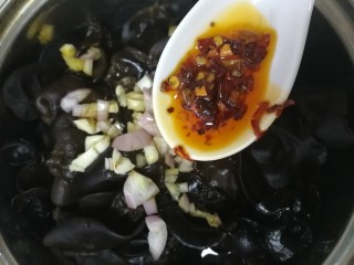 12、凉拌木耳,能吃辣再来一汤匙辣椒油。