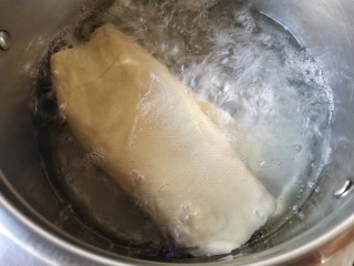 4、五彩豆皮卷——解年腻必备,豆皮洗净去开水焯2-3分钟。