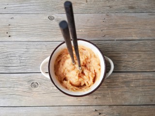 7、香煎鸡茸玉米肠,顺一个方向搅上劲儿（搅上劲儿的肉糜筷子立在里面不倒）。