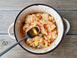 10、香煎鸡茸玉米肠,最后加一小勺香油搅匀，这样做香肠的肉糜就做好了。