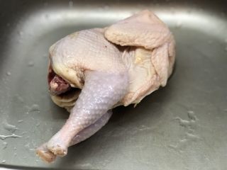 1、一锅两吃-白斩老鸡,取老鸡一只洗净