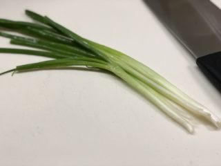 4、一锅两吃-白斩老鸡,小葱4-5根洗净