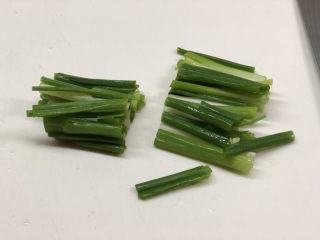 5、一锅两吃-白斩老鸡,4/5切段,1/5切成葱花