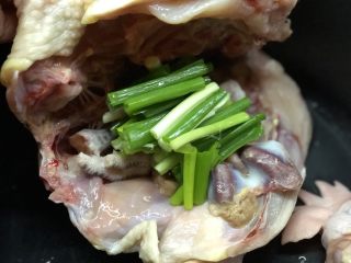 8、一锅两吃-白斩老鸡,将葱段放入鸡肚子内