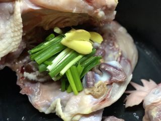 9、一锅两吃-白斩老鸡,接着放入生姜,合拢鸡身